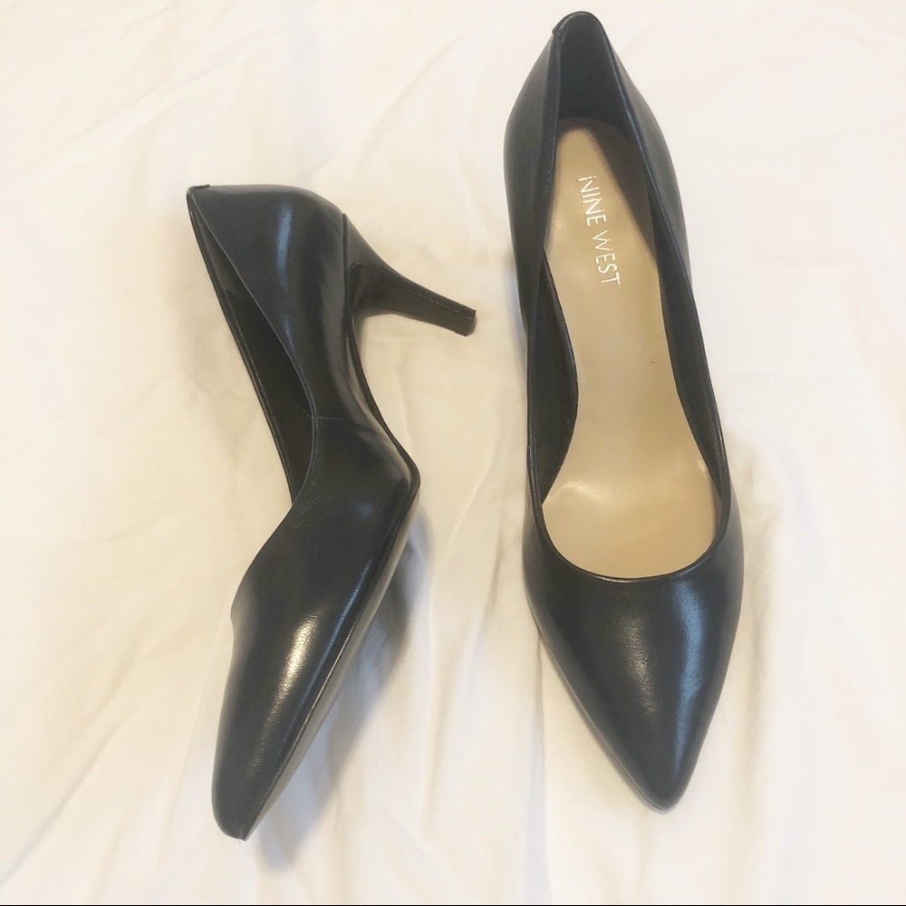Nine West navy heels. Perfect for 9-5 days!